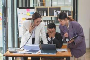 síndrome de esgotamento do conceito. os empresários da equipe se sentem desconfortáveis trabalhando. que é causado pelo estresse, acumulado de trabalho malsucedido e corpo menos descansado. consulte um psiquiatra especializado. foto