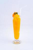um suco de laranja batido. bebida para o verão no fundo branco. foto