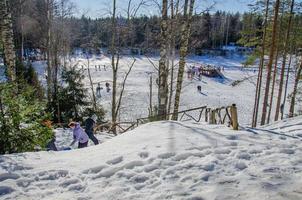 parque de inverno com escorregas de neve, caminhando no parque foto