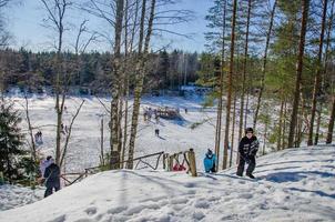 parque de inverno com escorregas de neve, caminhando no parque foto