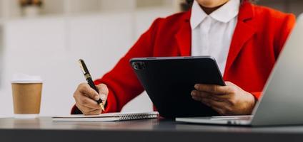 equipe de negócios presente. investidor profissional de fotografia trabalhando em novo projeto de inicialização. reunião de finanças. uso do telefone inteligente do computador portátil da tabuleta digital, primeiro plano da tela de encaixe do teclado, filtro foto