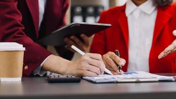 equipe de negócios presente. investidor profissional de fotografia trabalhando em novo projeto de inicialização. reunião de finanças. uso do telefone inteligente do computador portátil da tabuleta digital, primeiro plano da tela de encaixe do teclado, filtro foto