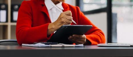 equipe de negócios presente. investidor profissional de fotografia trabalhando em novo projeto de inicialização. reunião de finanças. uso do telefone inteligente do computador portátil da tabuleta digital, primeiro plano da tela de encaixe do teclado, filtro foto