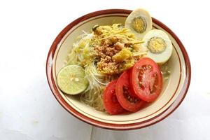 soto lamongan é um prato de sopa lamongan, leste de java, indonésia. feito de frango, aletria, ovo, broto de feijão, açafrão, o caldo e koya foto