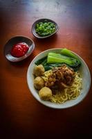 mie ayam ou noodles frango é comida tradicional da indonésia, ásia feita de macarrão, frango, caldo de galinha, espinafre, às vezes com almôndega. foto