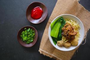 mie ayam ou noodles frango é comida tradicional da indonésia, ásia feita de macarrão, frango, caldo de galinha, espinafre, às vezes com almôndega. foto