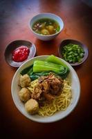 mie ayam ou noodles frango é comida tradicional da indonésia, ásia feita de macarrão, frango, caldo de galinha, espinafre, às vezes com almôndega. foto