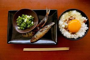 tamago kake gohan ou ovo cru no arroz. comida tradicional do japão, comer no café da manhã foto