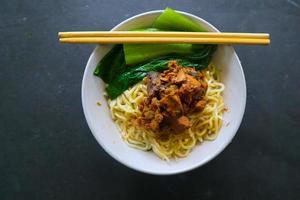 mie ayam ou noodles frango é comida tradicional da indonésia, ásia feita de macarrão, frango, caldo de galinha, espinafre, às vezes com almôndega. foto