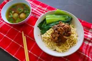 mie ayam ou noodles frango é comida tradicional da indonésia, ásia feita de macarrão, frango, caldo de galinha, espinafre, às vezes com almôndega. foto