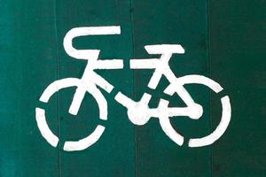 ciclovia ou sinais de bicicleta na estrada foto