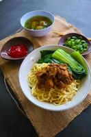 mie ayam ou noodles frango é comida tradicional da indonésia, ásia feita de macarrão, frango, caldo de galinha, espinafre, às vezes com almôndega. foto