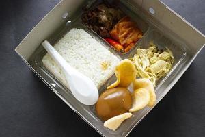 lancheiras gudeg são semelhantes a caixas de bento - caixas de arroz, arroz, caixas de catering, serviços de alimentação, arroz quente, ovos doces, krecek, tofu, tempeh, pedaços de frango, foto