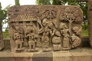 templo de sukuh ou candi sukuh, relevos no templo de sukuh.ancient erótico candi sukuh-hindu templo em java central, indonésia. o templo é um templo hindu javanês localizado no monte lawu foto