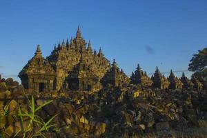 candi plaosan, um templo budista localizado em klaten central java, indonésia, com fundo do monte merapi foto