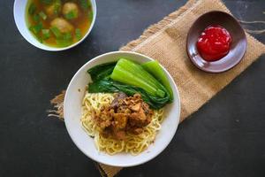 mie ayam ou noodles frango é comida tradicional da indonésia, ásia feita de macarrão, frango, caldo de galinha, espinafre, às vezes com almôndega. foto