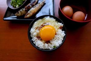 tamago kake gohan ou ovo cru no arroz. comida tradicional do japão, comer no café da manhã foto