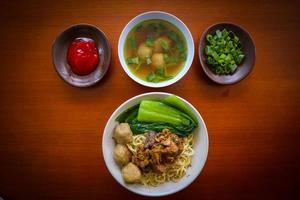 mie ayam ou noodles frango é comida tradicional da indonésia, ásia feita de macarrão, frango, caldo de galinha, espinafre, às vezes com almôndega. foto