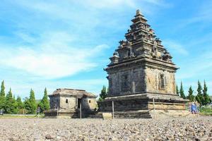 turistas locais visitam o complexo do templo de arjuna no planalto de dieng após o período de resposta de emergência do covid 19 foto