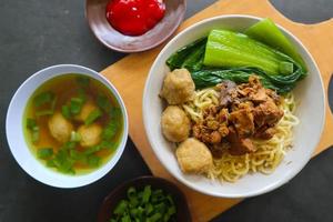 mie ayam ou noodles frango é comida tradicional da indonésia, ásia feita de macarrão, frango, caldo de galinha, espinafre, às vezes com almôndega. foto