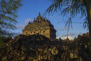 candi plaosan, um templo budista localizado em klaten central java, indonésia, com fundo do monte merapi foto