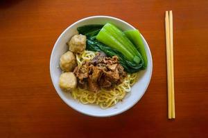 mie ayam ou noodles frango é comida tradicional da indonésia, ásia feita de macarrão, frango, caldo de galinha, espinafre, às vezes com almôndega. foto