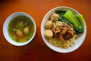 mie ayam ou noodles frango é comida tradicional da indonésia, ásia feita de macarrão, frango, caldo de galinha, espinafre, às vezes com almôndega. foto