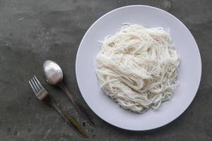 bihun ou aletria ou macarrão de arroz ou cabelo de anjo servido em prato isolado em fundo preto foto