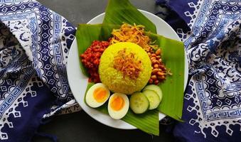 nasi kuning ou arroz amarelo ou tumeric rice é um alimento tradicional da Ásia, feito de arroz cozido com açafrão, leite de coco r foto