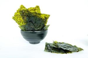 alga nori isolada no fundo branco. comida japonesa nori. folhas de algas secas. foto