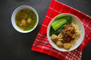 mie ayam ou noodles frango é comida tradicional da indonésia, ásia feita de macarrão, frango, caldo de galinha, espinafre, às vezes com almôndega. foto