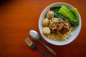 mie ayam ou noodles frango é comida tradicional da indonésia, ásia feita de macarrão, frango, caldo de galinha, espinafre, às vezes com almôndega. foto