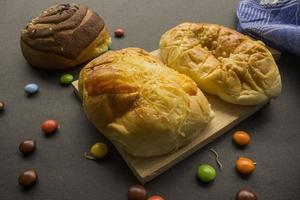 assando chocolate de massa de pão caseiro, isolado em fundo preto adequado para o café da manhã foto