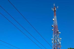 torre de comunicação. treliça telco para comunicação de internet apocalíptica 3g 4g 5g, móvel, rádio fm e transmissão de televisão no ar com céu azul ao fundo foto