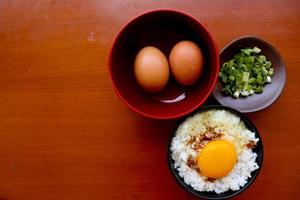 tamago kake gohan ou ovo cru no arroz. comida tradicional do japão, comer no café da manhã foto