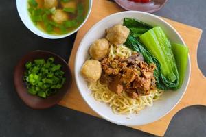 mie ayam ou noodles frango é comida tradicional da indonésia, ásia feita de macarrão, frango, caldo de galinha, espinafre, às vezes com almôndega. foto