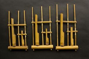 angklung, o tradicional instrumento musical sundanês feito de bambu. isolado no fundo branco foto