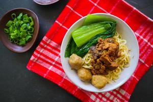 mie ayam ou noodles frango é comida tradicional da indonésia, ásia feita de macarrão, frango, caldo de galinha, espinafre, às vezes com almôndega. foto