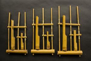 angklung, o tradicional instrumento musical sundanês feito de bambu. isolado no fundo branco foto