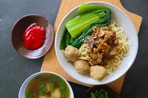 mie ayam ou noodles frango é comida tradicional da indonésia, ásia feita de macarrão, frango, caldo de galinha, espinafre, às vezes com almôndega. foto