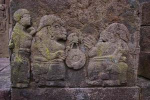 templo de sukuh ou candi sukuh, relevos no templo de sukuh.ancient erótico candi sukuh-hindu templo em java central, indonésia. o templo é um templo hindu javanês localizado no monte lawu foto