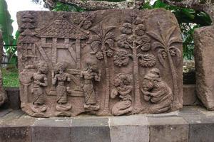 templo de sukuh ou candi sukuh, relevos no templo de sukuh.ancient erótico candi sukuh-hindu templo em java central, indonésia. o templo é um templo hindu javanês localizado no monte lawu foto