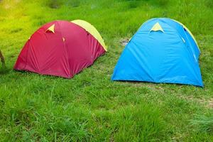 barraca ou barraca de cúpula acampando em prados de montanha pela manhã. acampamento foto