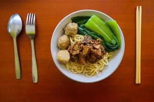 mie ayam ou noodles frango é comida tradicional da indonésia, ásia feita de macarrão, frango, caldo de galinha, espinafre, às vezes com almôndega. foto