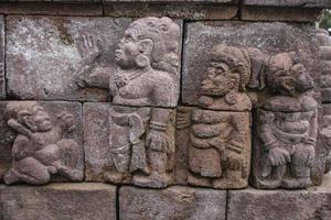 templo de sukuh ou candi sukuh, relevos no templo de sukuh.ancient erótico candi sukuh-hindu templo em java central, indonésia. o templo é um templo hindu javanês localizado no monte lawu foto