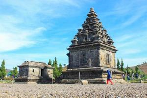 turistas locais visitam o complexo do templo de arjuna no planalto de dieng após o período de resposta de emergência do covid 19 foto