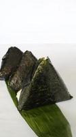 onigiri é comida japonesa, bolinho de arroz japonês, triângulo de arroz com algas marinhas, nori isolado com fundo foto