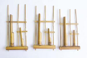 angklung, o tradicional instrumento musical sundanês feito de bambu. isolado no fundo branco foto