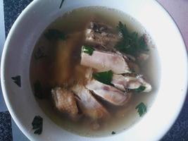 sopa de galinha klaten na tigela foto