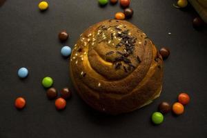 assando chocolate de massa de pão caseiro, isolado em fundo preto adequado para o café da manhã foto